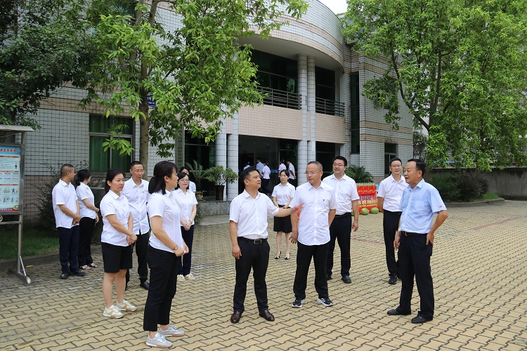 7.31南方公司黨委書記、董事長、總經理陳四來帶隊赴隆納高速開展安全環保檢查暨“夏送清涼”慰問活動.jpg